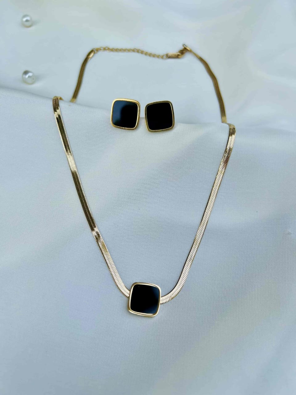 Gold Sunshine Black Pendent Set